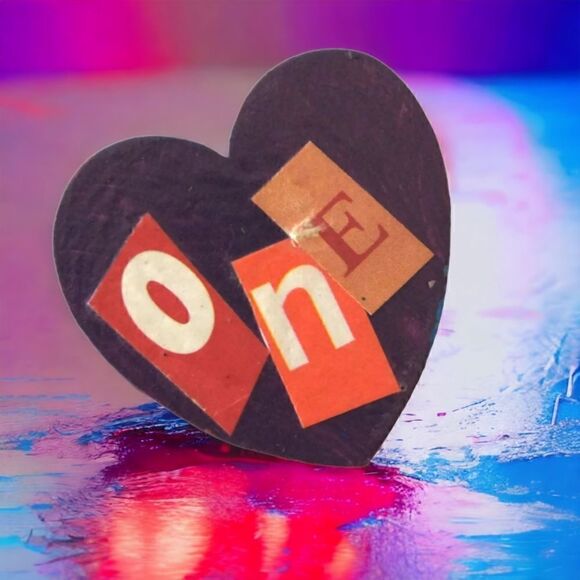 Valentines Day Brooch Heart One Pin Wood Handpainted Folk Art Simple Purple. - Picture 16 of 16